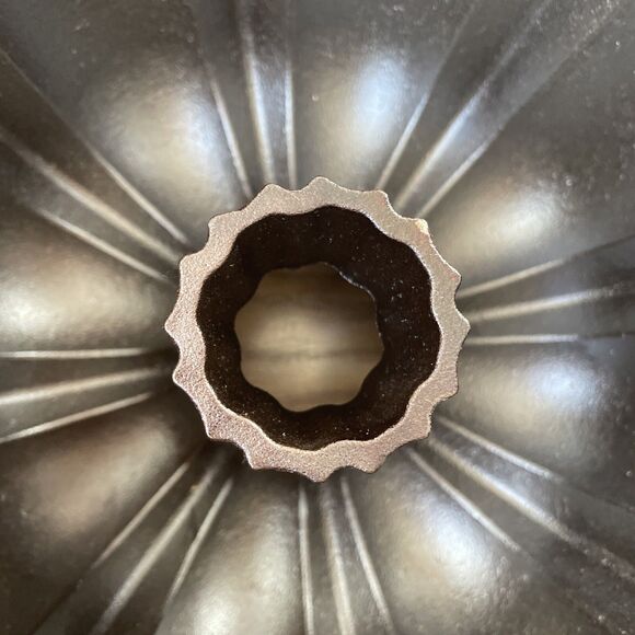 Lodge 1896 Cast Iron Fluted Cake Pan RARE* DISCONTINUED - Picture 5 of 14